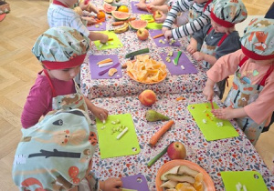 Krojenie warzywek i owoców potrzebnych do soku