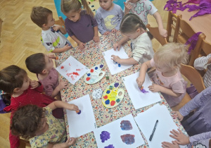 "Co powstanie z koloru niebieskiego i czerwonego?" - zabawy badawcze
