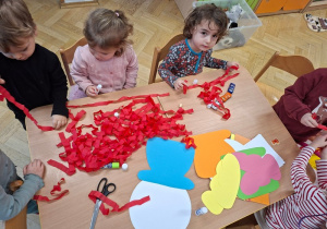 Wspólne przygotowanie clownów karnawałowych