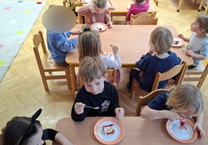 Smakowanie serniczka na zimno przygotowanego przez nasze panie kucharki