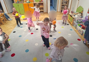 Urodzinowy taniec z balonikami od Poli
