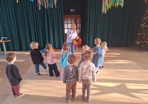 Zabawy muzyczno - ruchowe w MDKu cz 1