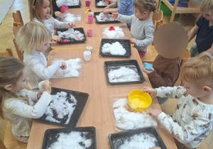 Zabawy ze śniegiem - zajęcia badawcze cz 3