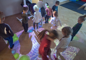 Zabawy ruchowe z "Magicznym Dywanem" cz 2