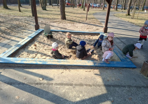 Zabawy na placu zabaw w MDKu cz 2