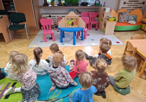 "Magiczna Gąsiennica" - oglądanie Teatrzyku Kamishibai