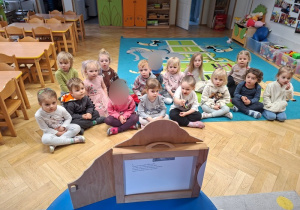 "Magiczna Gąsiennica" - oglądanie Teatrzyku Kamishibai cz 2