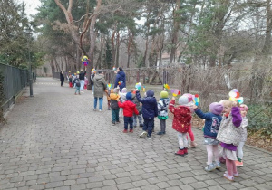 Radosny, wiosenny pochód pobliskimi uliczkami