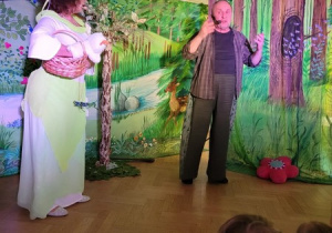 Przedstawienie teatralne "Bajka o grającym drzewie" cz 2