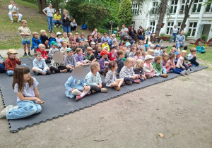 W oczekiwaniu na występ Teatru Rodzica