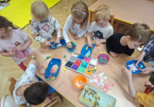 "Morskie głębiny" - przygotowywanie Ii części pracy plastycznej