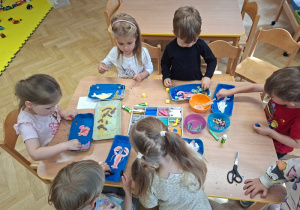 "Morskie głębiny" - przygotowywanie II części pracy plastycznej