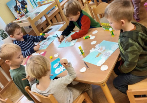 Wykonywanie pracy plastycznej "Renifer"