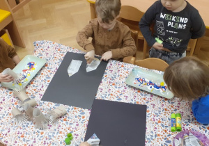 "Fajerwerki" - praca tworzona przez dzieci