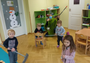 Zespół na scenie "Piosenka Merry Jingle"