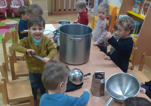 Zabawy w rozpoznawanie i nazywanie przyrządów kuchennych