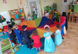 Staramy się wrzucić Ziemię do czarnej dziury
