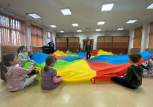 Dzieci bawią się chustą animacyjną
