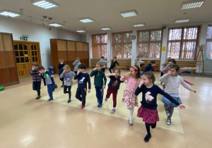 Dzieci tańczą na zajęciach w MDK