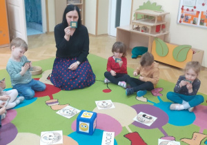 Dzieci ćwiczą wyrażanie swoich emocji przy pomocy lusterek