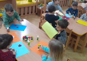 Dzieci tworzą prace plastyczną "Piłka"