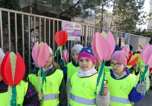 Dzieci maszerują z kwiatami na powitanie wiosny