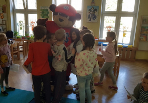Dzieci przytulają się do Misia Maskotki