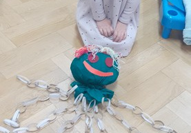 Iga prezentuje pracę konkursową "Ekologiczna zabawka"