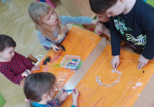 Dzieci przygotowują plakat z okazji "Dnia Sztuki"
