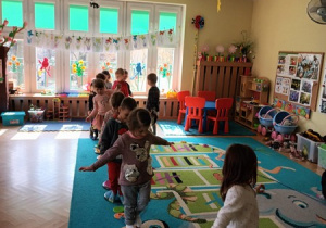 Ćwiczenie zmysłu równowagi-chodzenie po linie