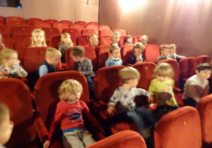 Dzieci, jako widownia w teatrze Kamienica