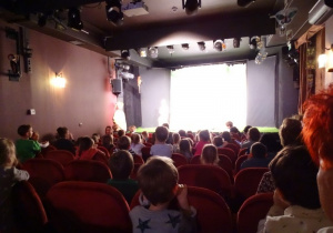 Widok na scenę teatralną z widowni