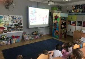 Oglądanie filmu edukacyjnego na temat zwierząt z wiejskiego podwórka