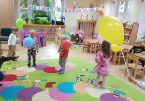 Dzieci bawią się z balonami