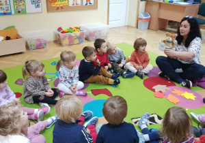 Dzieci biorą udział w zajęciach z logopedą