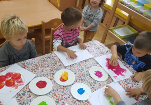 Dzieci wykonują pracę plastyczną