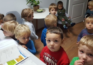 Dzieci zwiedzają gabinet dyrektora