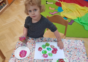 Dziewczynka bawi się stemplami z ziemniaka
