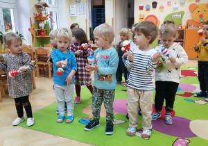 Zabawa dzieci z grzechotkami