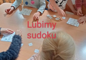 Dzieci układają sudoku