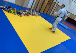 Czołganie się dzieci po materacu na zajęciach judo