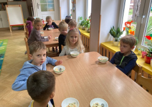 Dzieci jedzą sałatkę