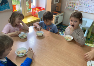 Dzieci próbują nowych smakołyków