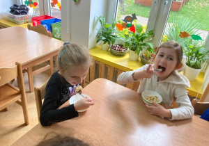 Dziewczynki jedzą sałatkę