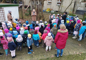 Dzień Jeża - budowanie domku z liści i patyków