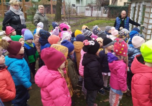 Budujemy domek dla jeża z patyków i liści