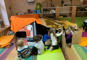 Zabawa tematyczna „Dom” w wykonaniu dzieci przy pomocy tekturowych kartonów i kolorowej bibuły