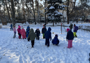 Obserwacja śniegu na placu zabaw