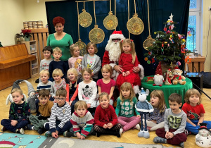 Grupowe zdjęcie dzieci ze Świętym Mikołajem