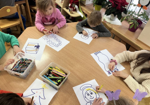 Kolorowanie kolorowanek o tematyce świątecznej